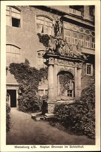 Ak Merseburg an der Saale, Neptun Brunnen im Schlosshof