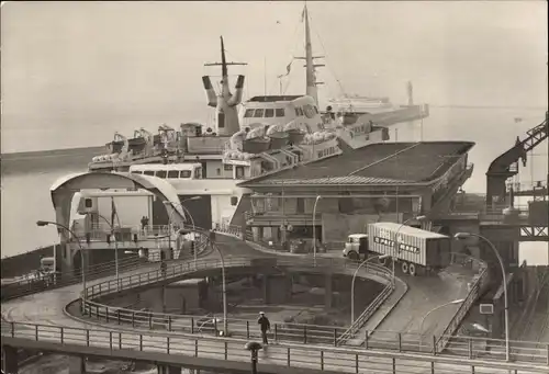 Ak Sassnitz auf Rügen, Fährhafen, Fährschiff, Lastwagen