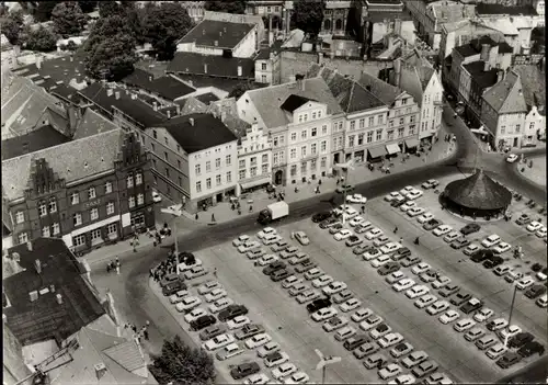 Ak Stralsund in Vorpommern, Blick von der St. Marienkirche auf den Leninplatz, Autos