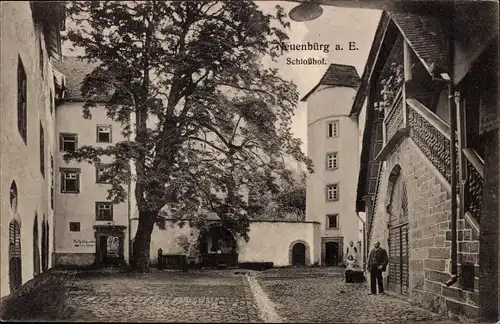 Ak Neuenbürg an der Enz Schwarzwald, Schlosshof