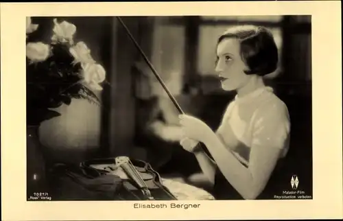 Ak Schauspielerin Elisabeth Bergner, Profilansicht, Filmszene, Geige