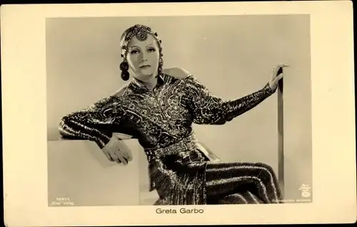 Ak Schauspielerin Greta Garbo, Portrait, Kopfschmuck, Ross