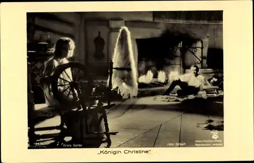 Ak Schauspieler Greta Garbo und John Gilbert in Königin Christine, Spinnrad