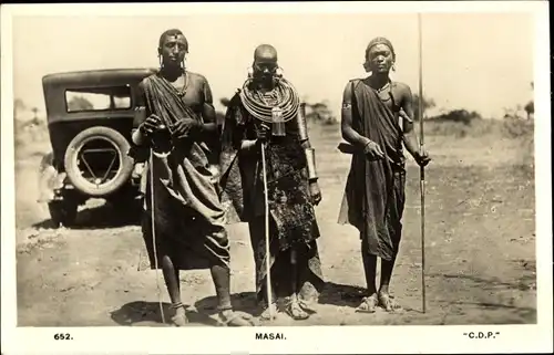 Ak Masai vor einem Automobil