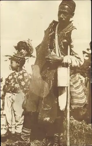 Foto Ak Serbien, Mann und Kinder in Trachten 1916, I WK