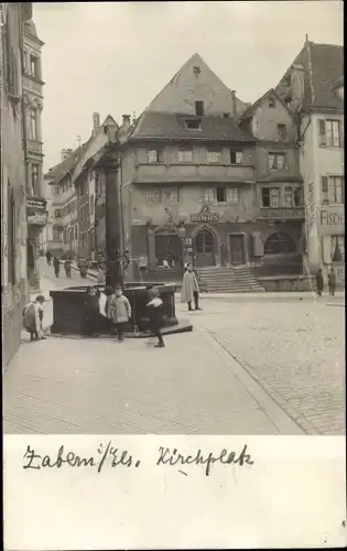 Foto Ak Saverne Zabern Elsass Bas Rhin, Kirchplatz mit Brunnen