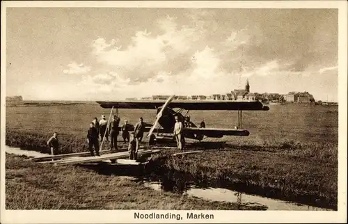 Ak Marken Nordholland, Noodlanding, Notlandung auf einer Wiese