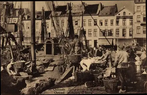 Ak Oostende Ostende Westflandern, Dechargement de la peche, Fischer entladen Schiffe