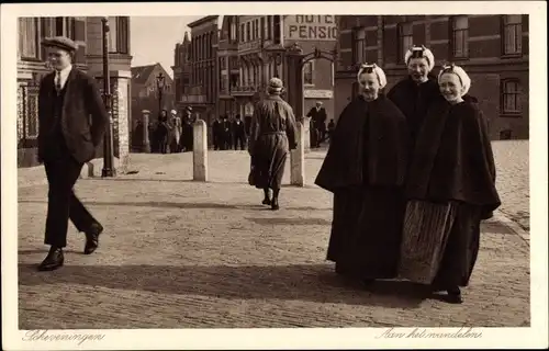 Ak Scheveningen Den Haag Südholland, Aan het wandelen