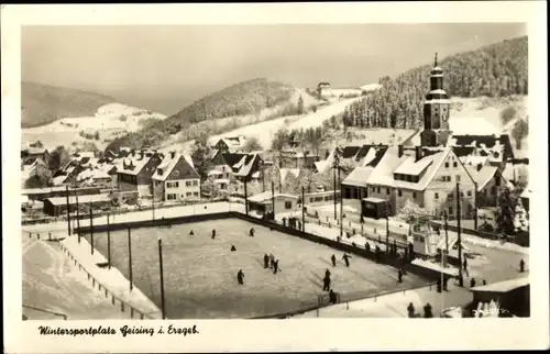 Ak Geising Altenberg im Erzgebirge, Panorama, Kirche, Winter, Eisbahn