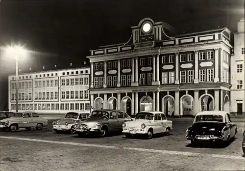 Ak Rostock, Partie am Rathaus bei Nacht, Parkplatz, Automobil IB 96 21