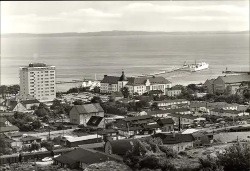 Ak Sassnitz auf Rügen, Ortsansicht mit Meer