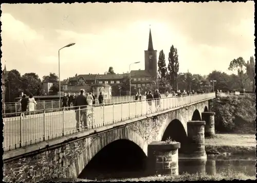 Ak Wilkau Haßlau in Sachsen, Muldenbrücke mit Rathaus, Passanten