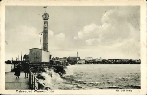 Ak Ostseebad Warnemünde Rostock, an der Mole
