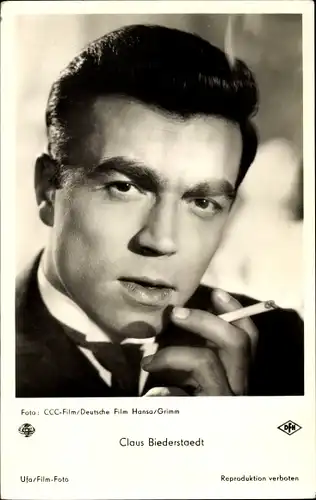 Ak Schauspieler Claus Biederstaedt, Portrait, Zigarette rauchend