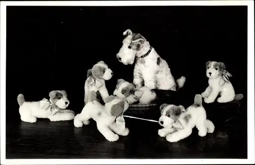 Ak Sonneberg in Thüringen, Deutsches Spielzeugmuseum, Foxi Kinderstube, Foxterrier, Plüschtiere