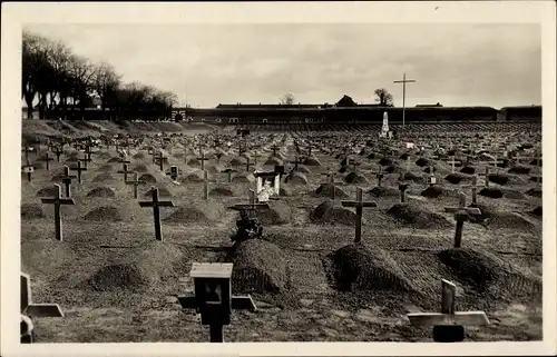 Ak Terezín Theresienstadt Region Aussig, Der Nationalfriedhof in der Nähe der Kleinen Festung