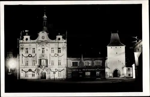 Ak Beroun Beraun Mittelböhmen, Marktplatz, Tor, Rathaus, festliche Stimmung bei Nacht