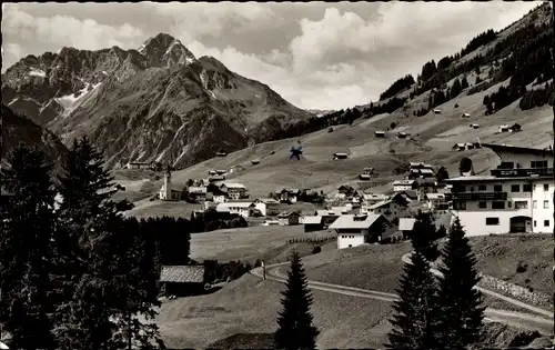 Ak Hirschegg Mittelberg im Kleinwalsertal Vorarlberg, Totalansicht mit Widderstein und Bärenkopf