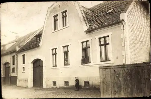 Foto Ak Nachterstedt Seeland Sachsen Anhalt, Wohnhaus, Mädchen, Bewohner am Fenster