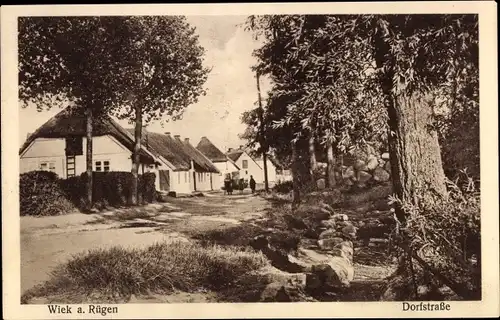 Ak Wiek auf der Insel Rügen, Dorfstraße mit Häusern