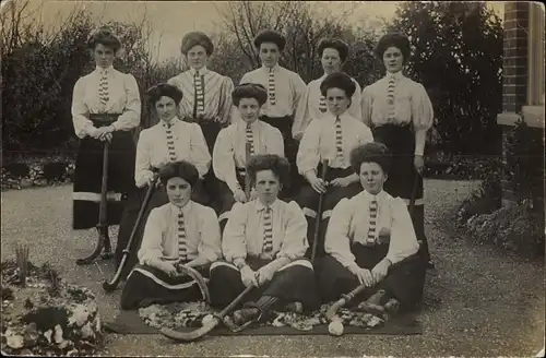 Foto Ak Reading Berkshire England, Frauen einer Hockeymannschaft, Gruppenbild
