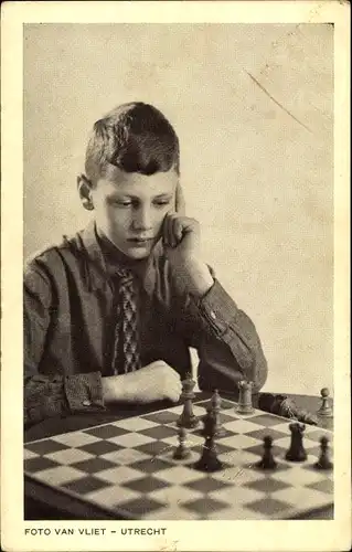 Ak Junge beim Schachspiel, nachdenkend