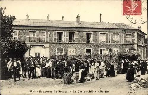 Ak Sevres Hauts de Seine, Bruyeres, la Cartouchiere, Sortie