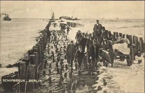 Ak Hoek van Holland, Kapitein Jansen aan het hoofd van de Reddingsbrigade, Schipbreuk Berlin