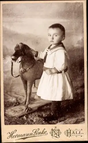 CdV Kinderportrait, Kleinkind im Matrosenkleid, Spielzeugpferd auf Rollen