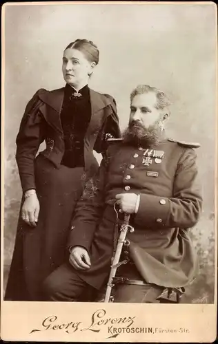 Kabinett Foto Krotoschin Posen, Deutscher Soldat in Uniform, Orden, Frau, 1896