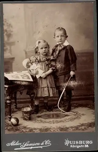 Kabinett Foto Kinderportrait, Mädchen mit Puppe, Junge mit Kreiselpeitsche