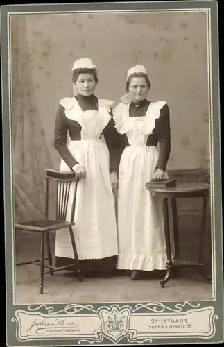 Kabinett Foto Zwei Dienstmädchen, junge Frauen in Dienstuniformen, Schürze, Haube, Mina Herrmann