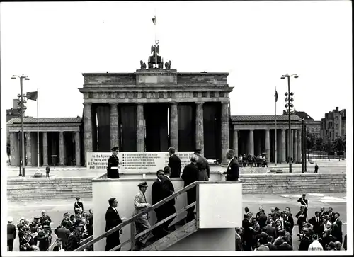 Foto Berlin, Besuch Präsident John F. Kennedy, Sektorengrenze am Brandenburger Tor 1963