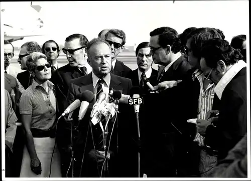 Foto Israel. Ministerpräsident Itzhak Rabin, Bürgermeister Klaus Schütz, Zentralflughafen Tempelhof