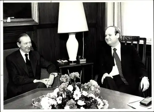 Foto UN Generalsekretär Dr. Kurt Waldheim, Reg. Bürgermeister Dietrich Stobbe, Rathaus Schöneberg