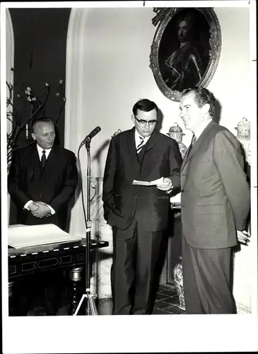 Foto Präsident Richard Nixon, Walter Sickert, Reg. Bürgermeister Klaus Schütz Schloss Charlottenburg