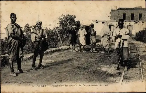 Ak Rabat Marokko, Prisonniers des émeutes de Fez encaissant les rues