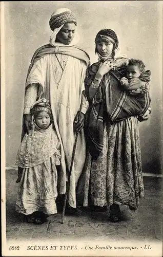 Ak Scenes et Types, Une Famille Mauresque, Maghreb