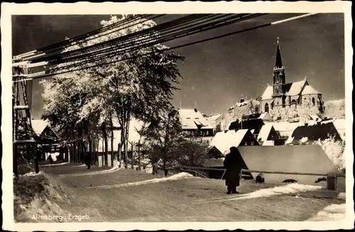 Ak Altenberg im Osterzgebirge, Winterpartie in der Ortschaft, Kirche