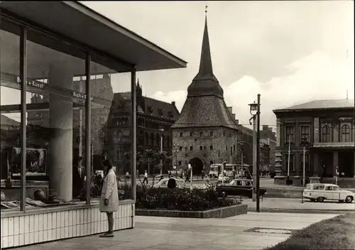 Ak Hansestadt Rostock, Steintor, Geschäft Buch + Kunst, Schaufenster