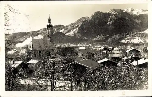 Ak Lenggries in Oberbayern, Ortsansicht mit Kirche im Winter