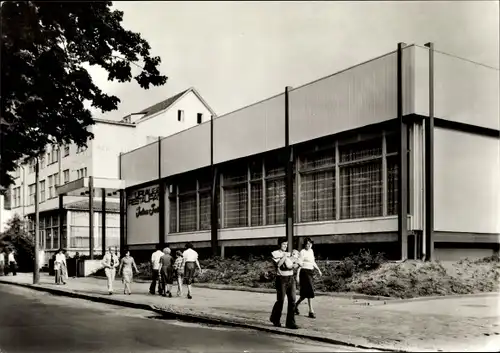 Ak Ostseebad Kühlungsborn, FDGB Urlauberrestaurant Julius Fucik, Passanten
