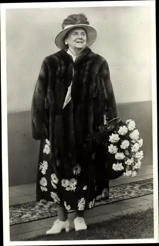 Ak Königin Wilhelmina der Niederlande, Pelzmantel, Nelken, 1948