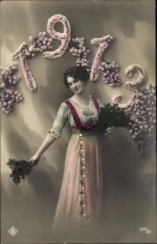 Ak Glückwunsch Neujahr 1913, Frau-Portrait, Blumenstrauß, Blumen, Kleid