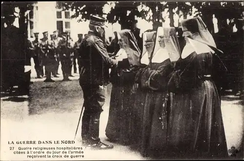 Ak La Guerre dans le Nord, Quatre religieuses hospitalieres recoivent la croix de guerre
