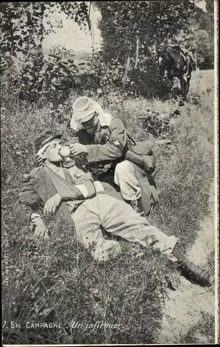 Ak En Campagne, Un infirmier, Sanitäter versorgt verwundeten Soldaten