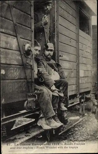 Ak Blesses Francais avec leur trophees, französische Soldaten mit Pickelhaube, I WK