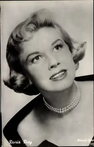 Ak Schauspielerin und Sängerin Doris Day, Portrait, Perlenkette, Warner Bros.