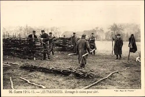 Ak Les Tranchées, Montage de claies pour abri, französ. Soldaten, Schützengraben, I. WK